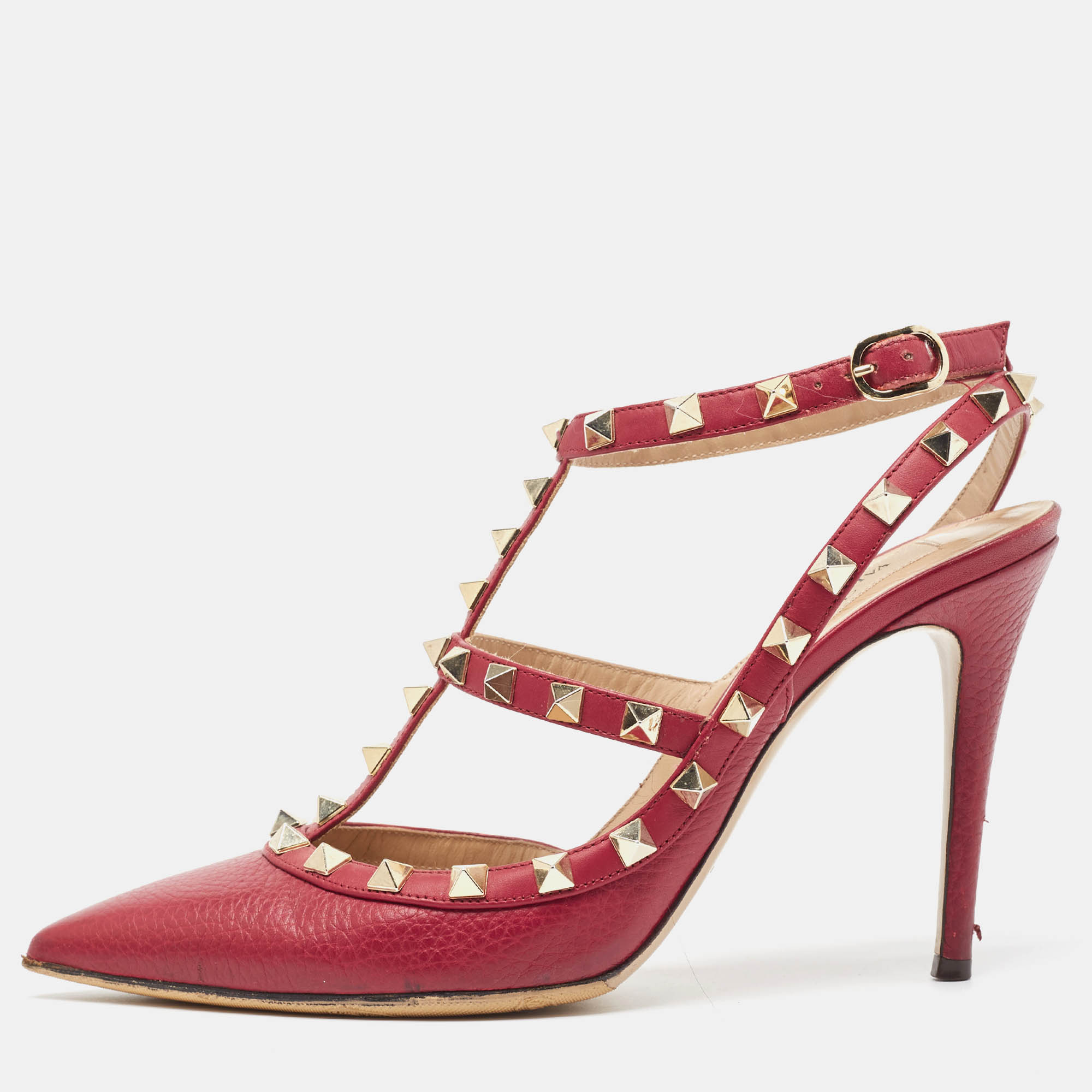 The elegantly placed Rockstuds on the outline of this pair of Valentino pumps make it captivating. Crafted from red leather it is perfectly raised on 10cm heels and cut into a pointed toe silhouette.