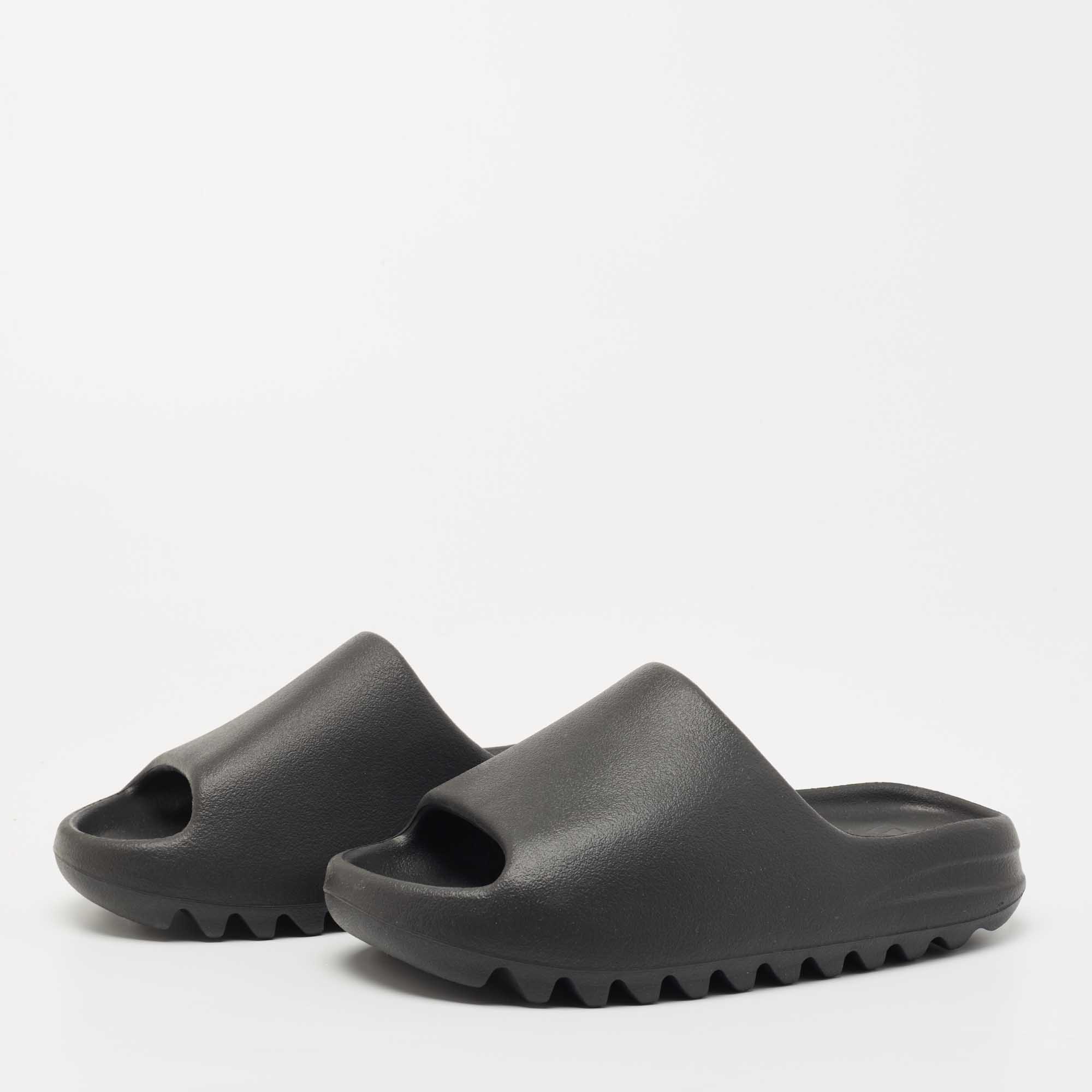 

Yeezy x Adidas Black Rubber Onyx Slides Size