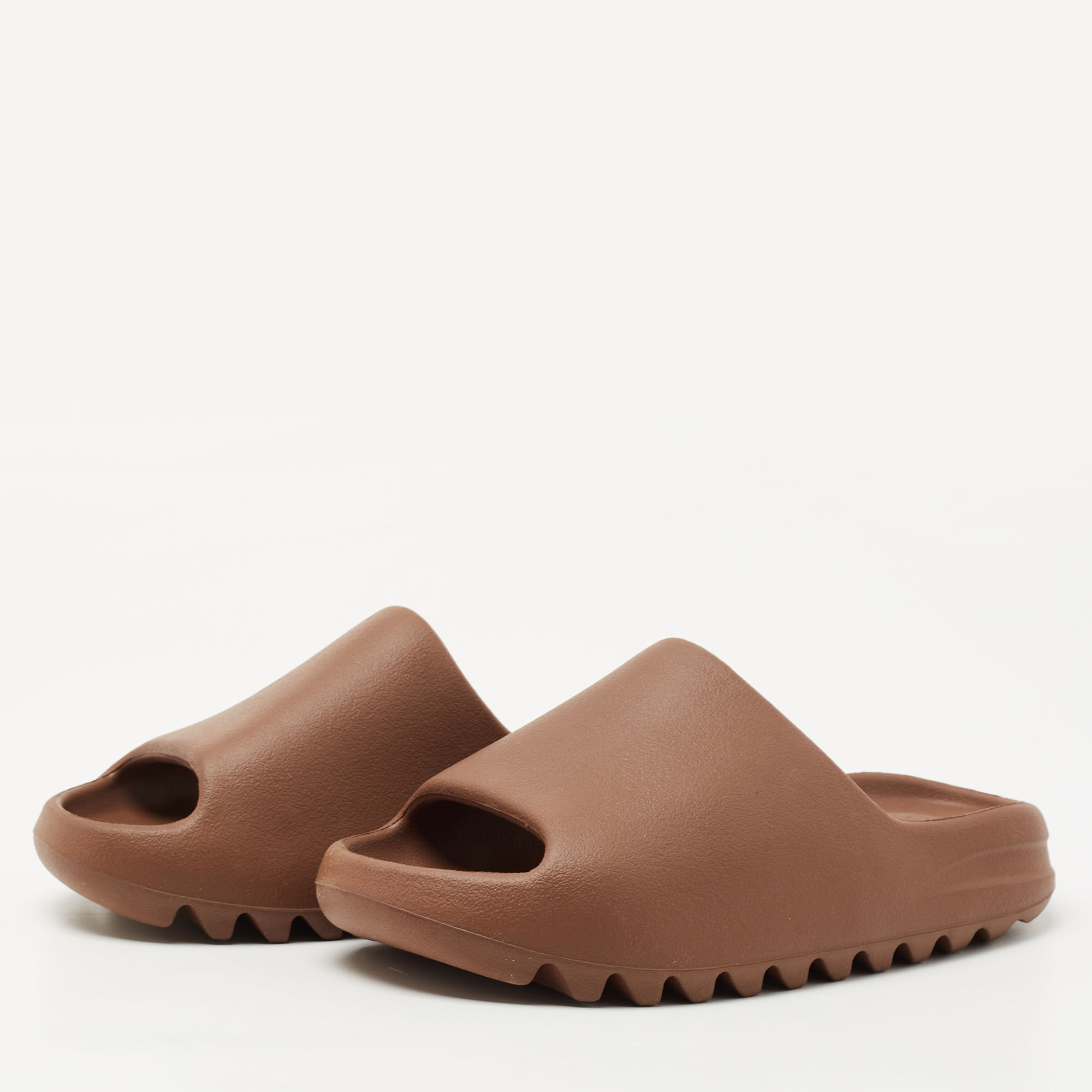 

Yeezy x Adidas Brown Rubber Flax Slides Size