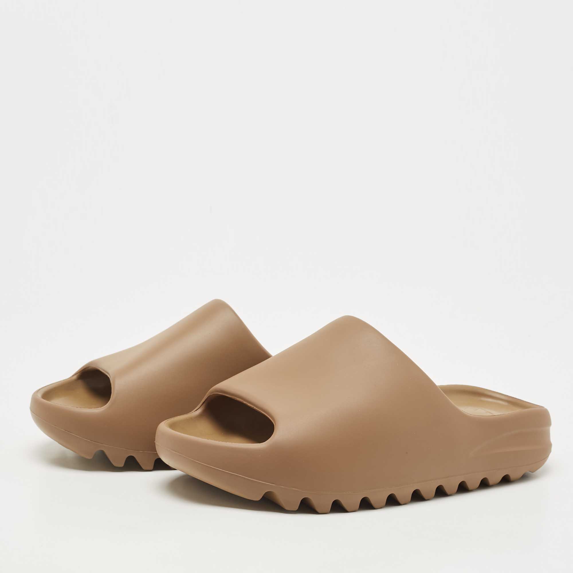 

Yeezy x Adidas Brown Rubber Ochre Flat Slides Size