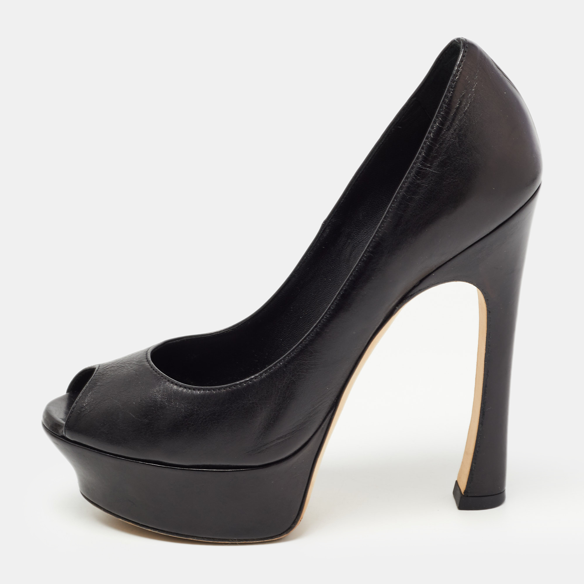 Exhibit an elegant style with this pair of YSL pumps. These elegant shoes are crafted from quality materials. They are set on durable soles and sleek heels.